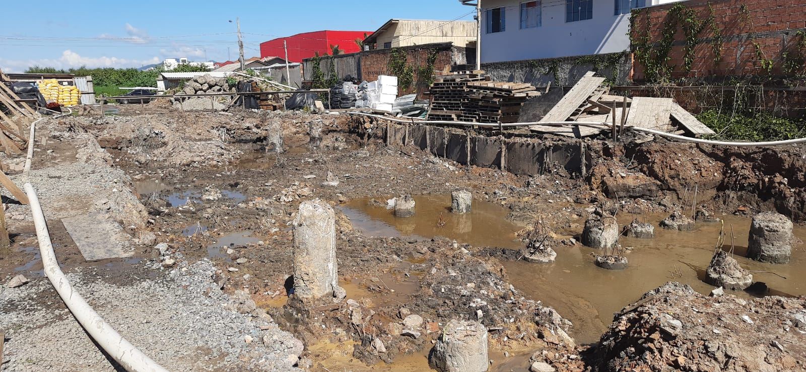 Escavação de fundação em terreno com nível d'água raso e solo mole